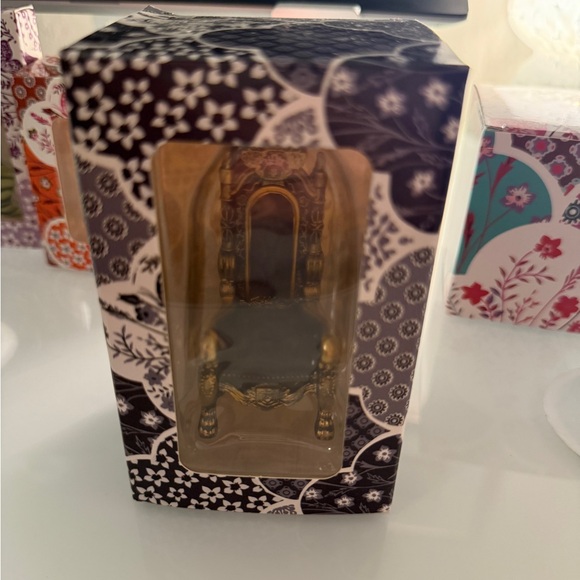 Reputation Throne Ornament - Picture 2 of 3